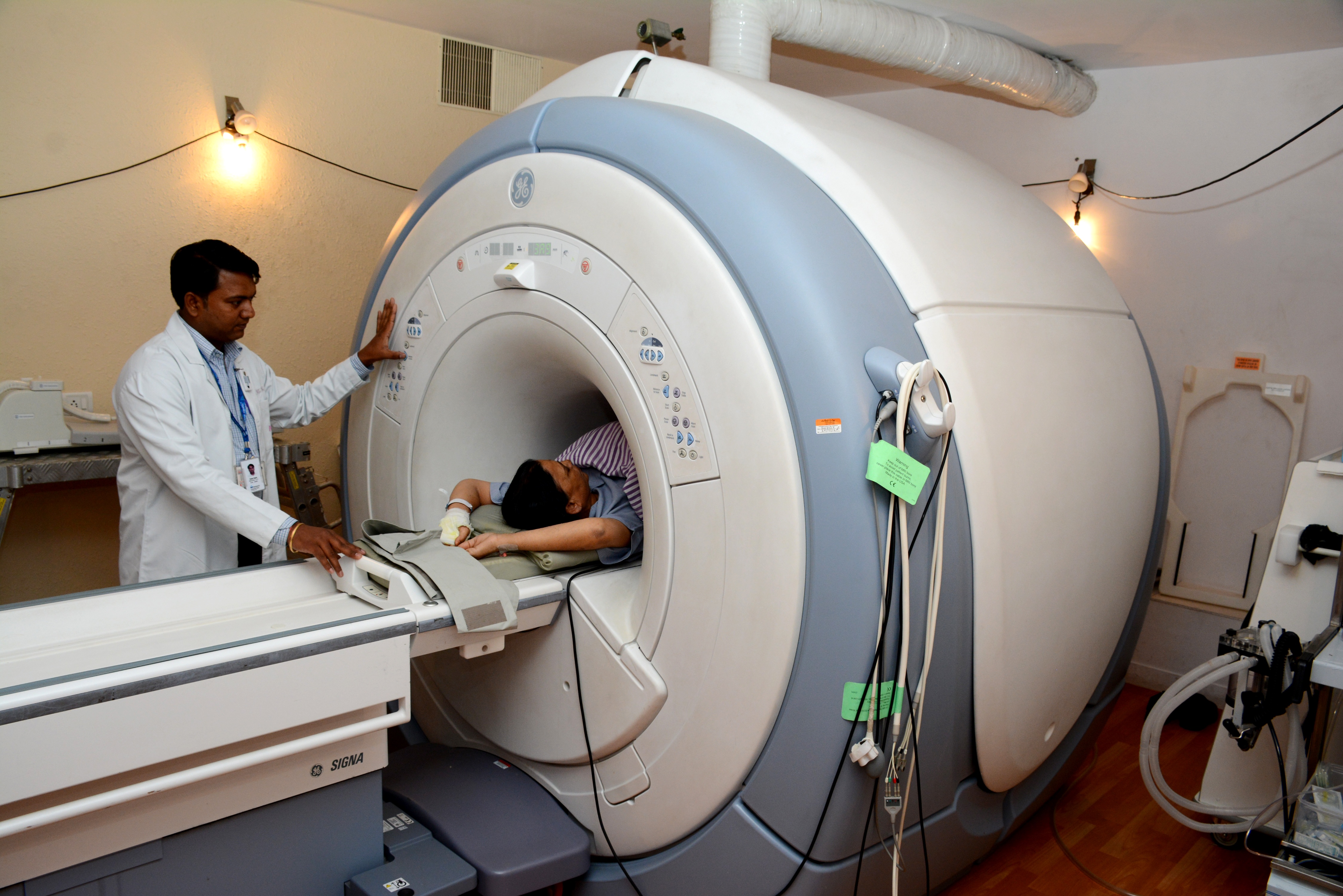 MRI_Scanner_at_Narayana_Multispeciality_Hospital,_Jaipur